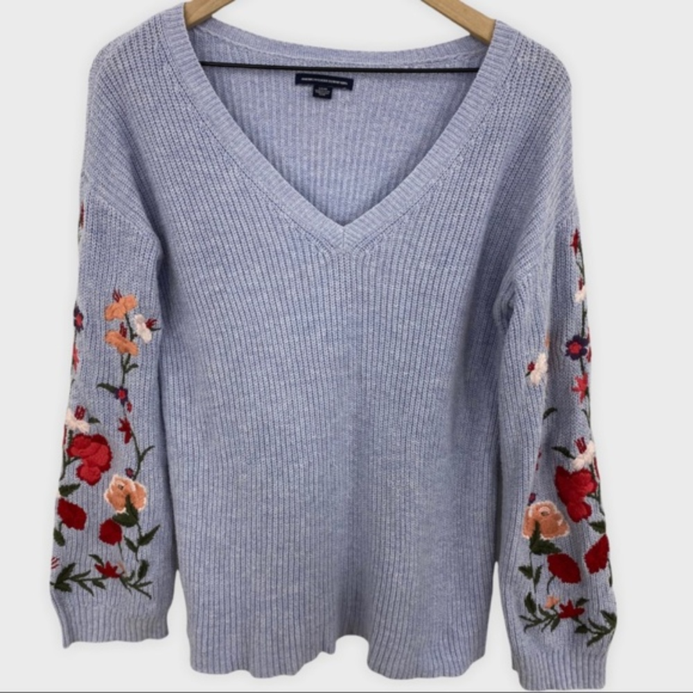 American Eagle Light Blue V-neck Floral Embroidered Sleeve Sweater Small